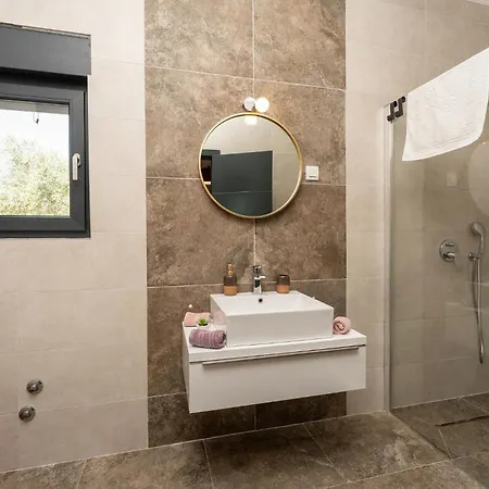 Luxurious In With Sauna Vir
